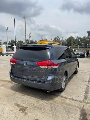 Toyota Sienna 2015 Blue