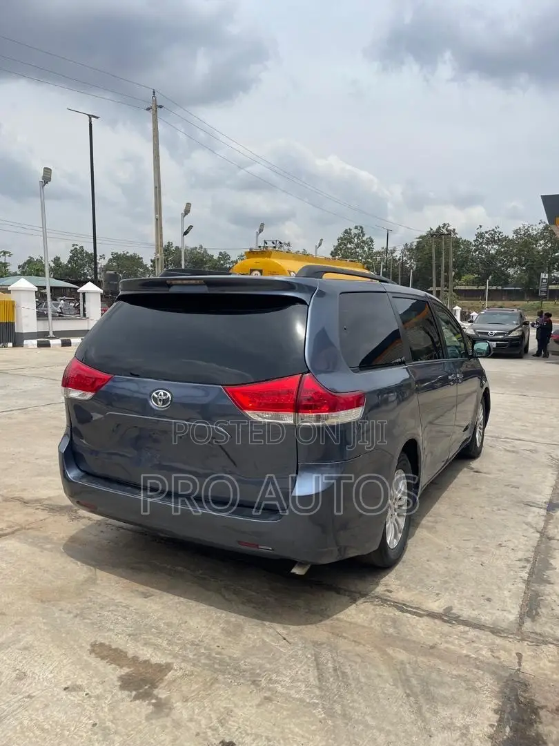 Toyota Sienna 2015 Blue