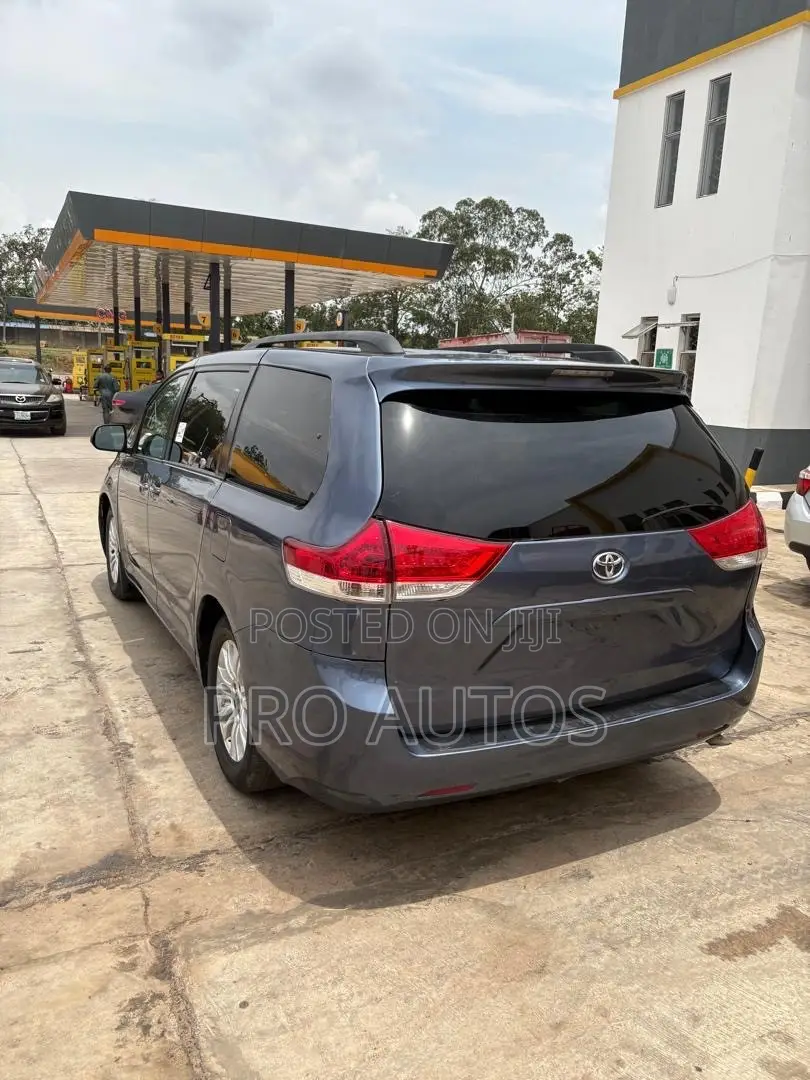 Toyota Sienna 2015 Blue