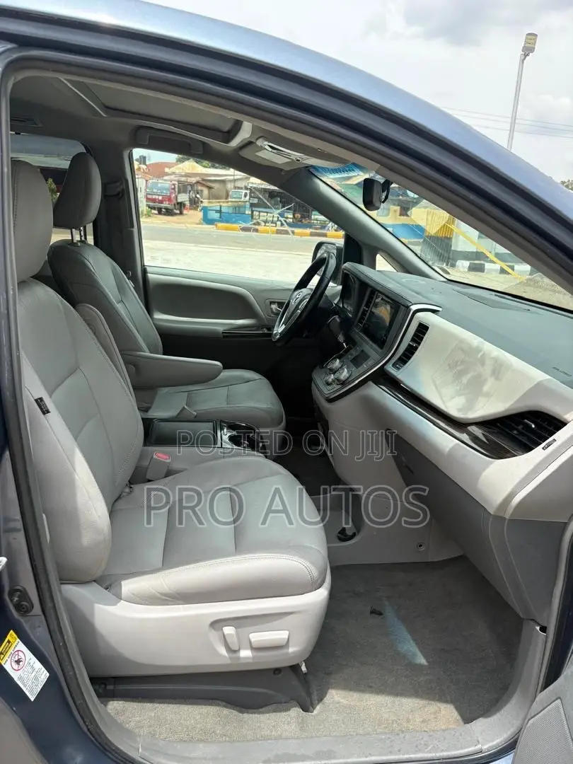 Toyota Sienna 2015 Blue