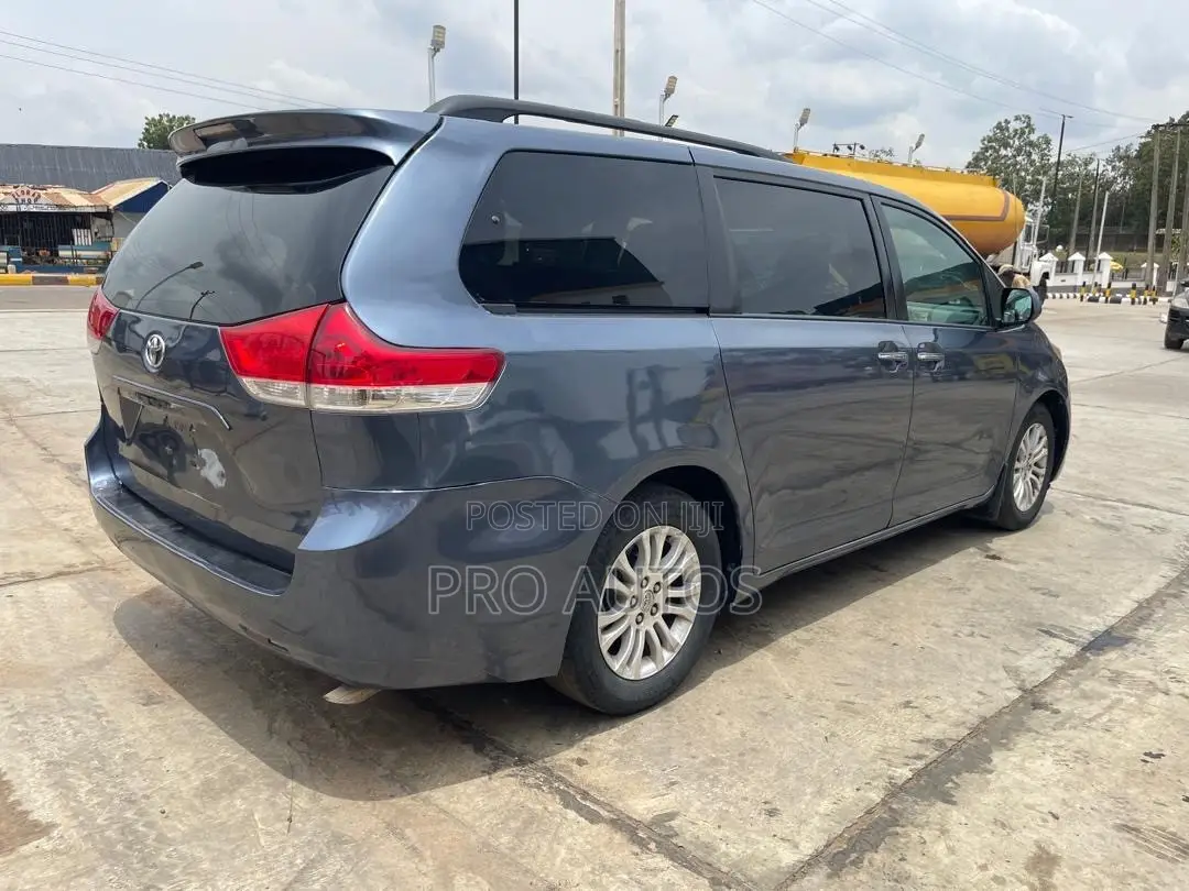 Toyota Sienna 2015 Blue