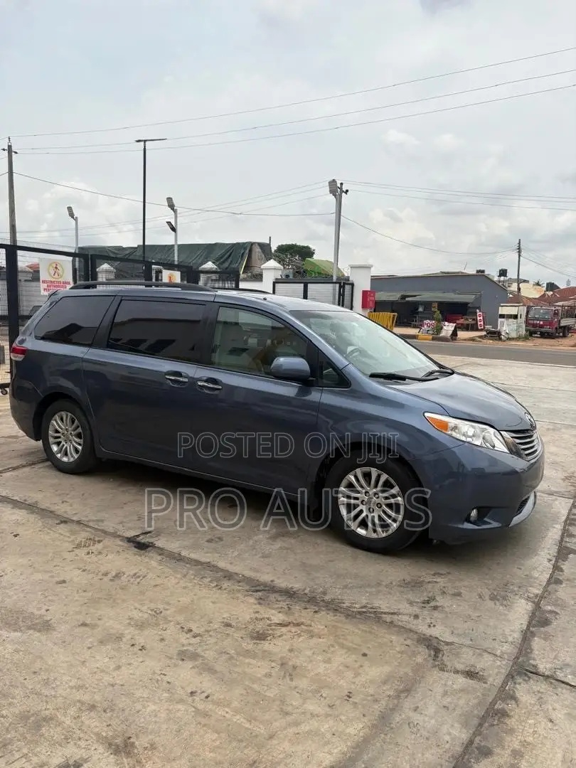 Toyota Sienna 2015 Blue