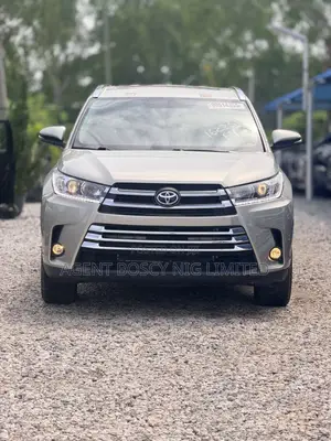 Toyota Highlander XLE V6 4x2 (3.5L 6cyl 6A) 2016 Gold