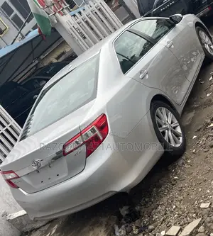 Toyota Camry XLE 4dr Sedan (2.5L 4cyl 6A) 2012 Silver