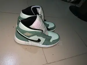 Air Jordan 1 Mid SE 'Dutch Green' - Size 44