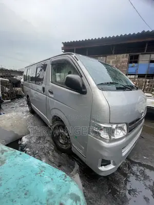 Toyota HiAce 2015 Silver
