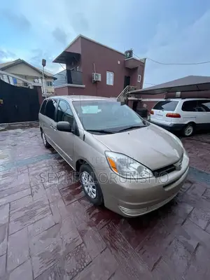 Toyota Sienna 2004 Gold