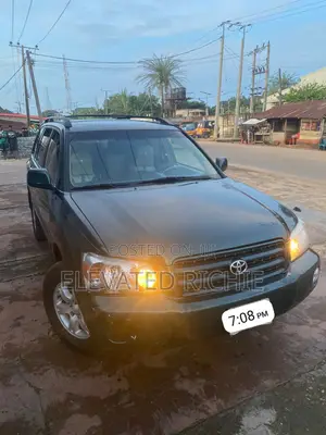 Toyota Highlander Base AWD 2002