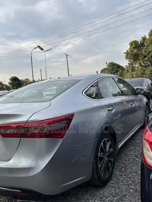 Toyota Avalon XLE Premium Sedan FWD (3.5L 6cyl 6A) 2017 Silver