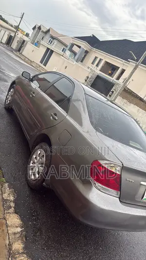 Toyota Camry LE 4dr Sedan (2.4L 4cyl 5A) 2005 Gray
