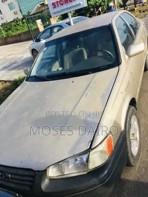 Toyota Camry 2000 Gold