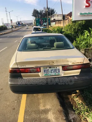 Toyota Camry 2000 Gold