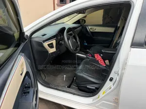 Toyota Corolla LE 4dr Sedan (1.8L 4cyl CVT) 2016 White
