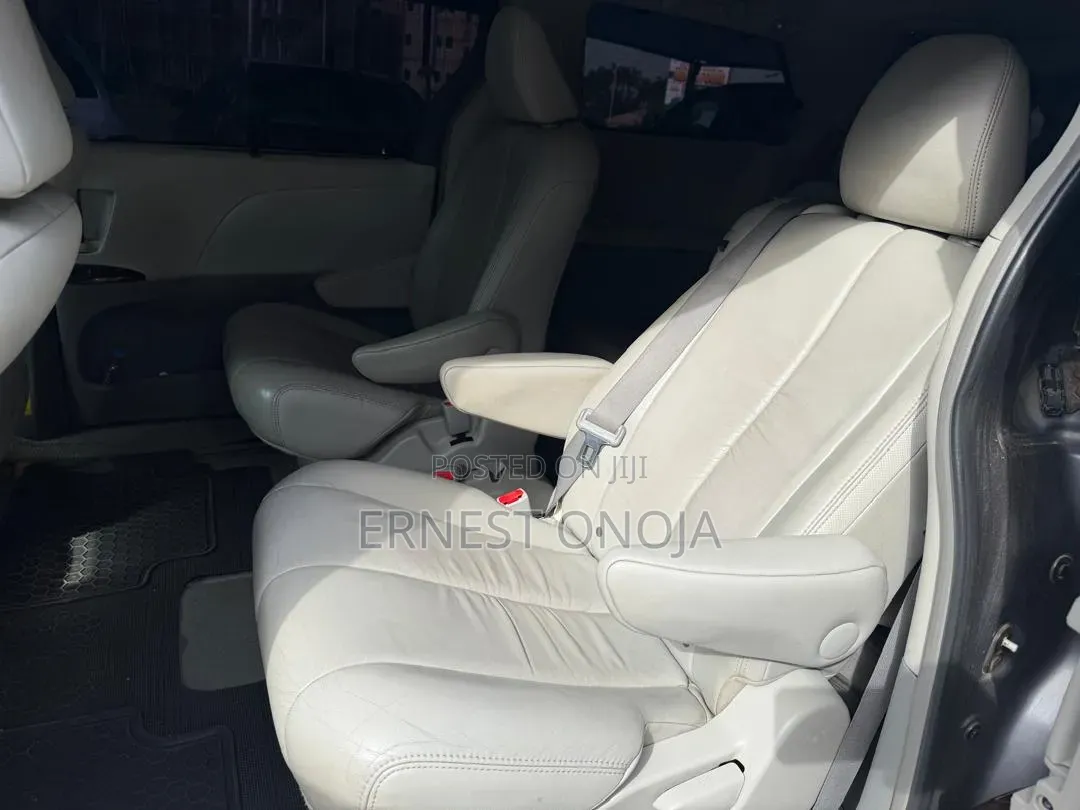 Toyota Sienna 2011 Gray