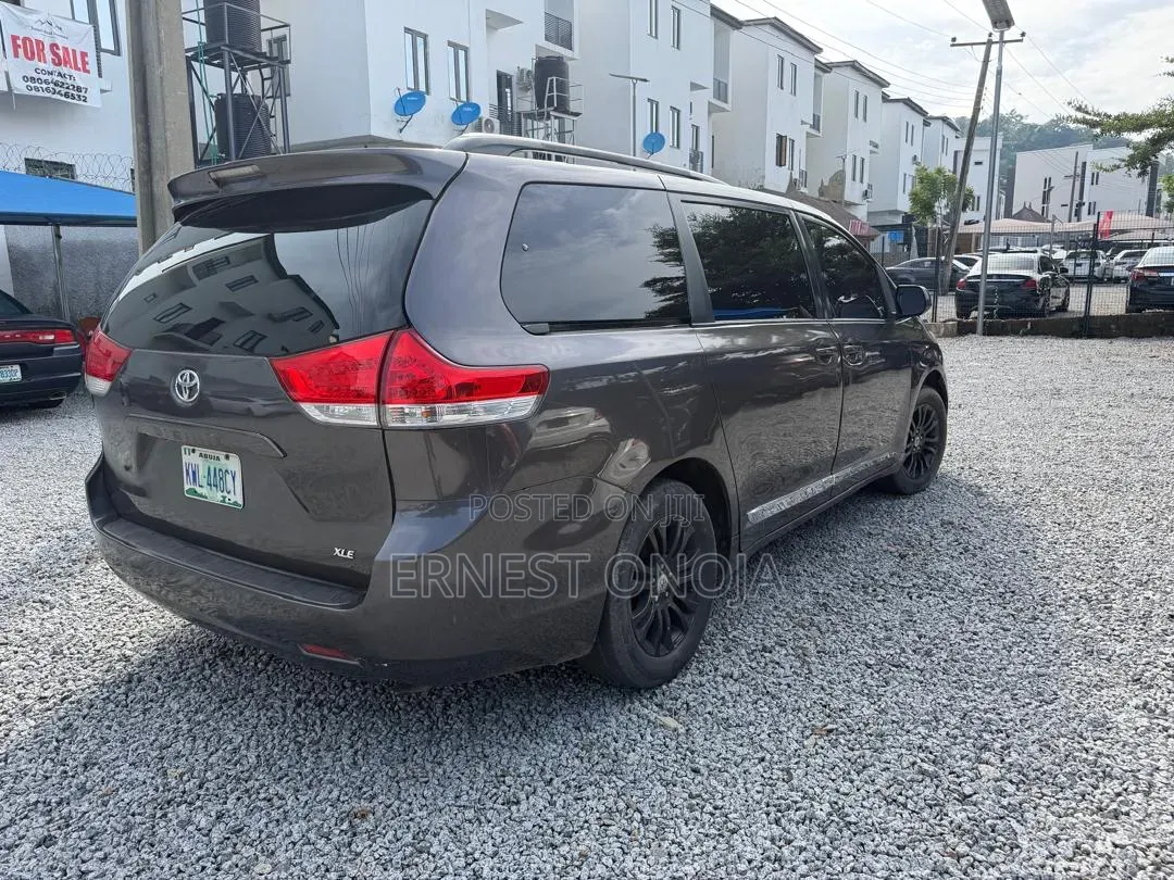 Toyota Sienna 2011 Gray