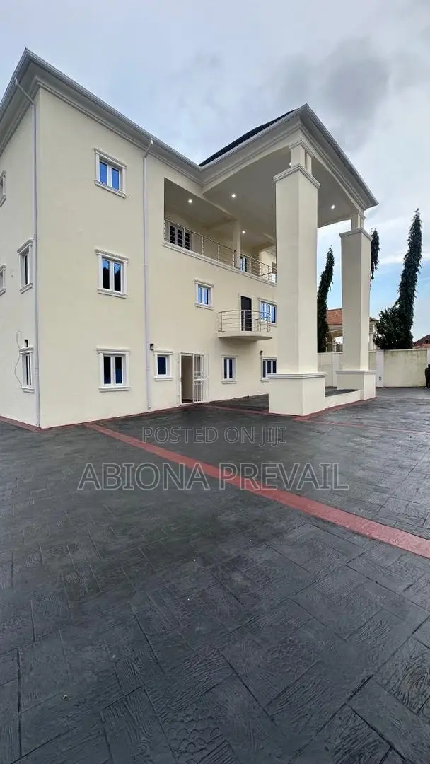 10-Unit Apartment Building