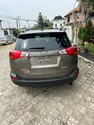 Toyota RAV4 XLE 4dr SUV AWD (2.5L 4cyl 6A) 2015 Gray