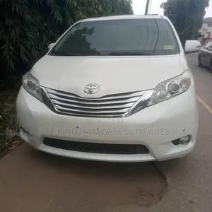 Toyota Sienna Limited AWD 7-Passenger 2013 White