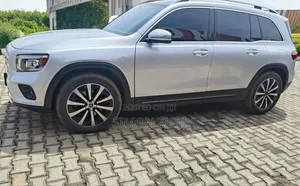 Mercedes-Benz GLB-Class GLB 250 4MATIC 2023 Silver