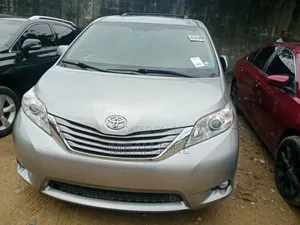 Toyota Sienna XLE 7 Passenger (3.5L 6cyl 6A) 2016 Gray