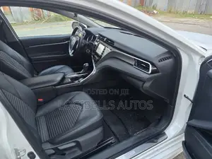 Toyota Camry SE FWD (2.5L 4cyl 8AM) 2018 White