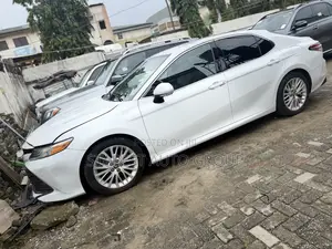 Toyota Camry XLE FWD (2.5L 4cyl 8AM) 2018 White