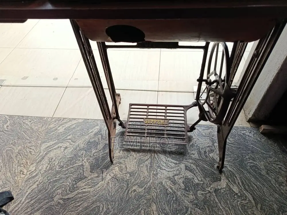 Buddyfly Manual Sewing Machine and Foldable Table Foot.
