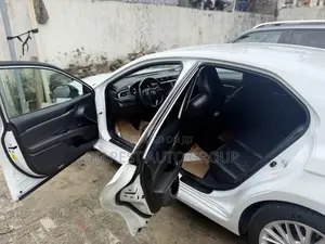 Toyota Camry XLE FWD (2.5L 4cyl 8AM) 2018 White