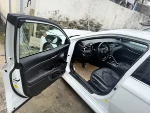 Toyota Camry XLE FWD (2.5L 4cyl 8AM) 2018 White