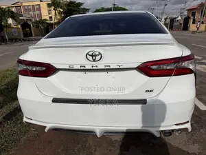 Toyota Camry SE FWD (2.5L 4cyl 8AM) 2018 White