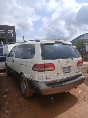Toyota Sienna 2002 White