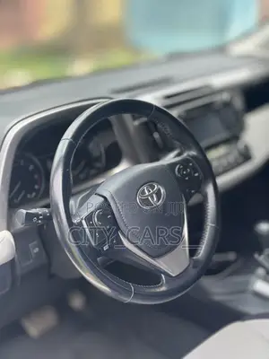 Toyota RAV4 XLE 4dr SUV (2.5L 4cyl 6A) 2018 White