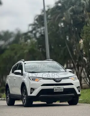 Toyota RAV4 XLE 4dr SUV (2.5L 4cyl 6A) 2018 White