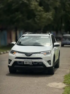 Toyota RAV4 XLE 4dr SUV (2.5L 4cyl 6A) 2018 White