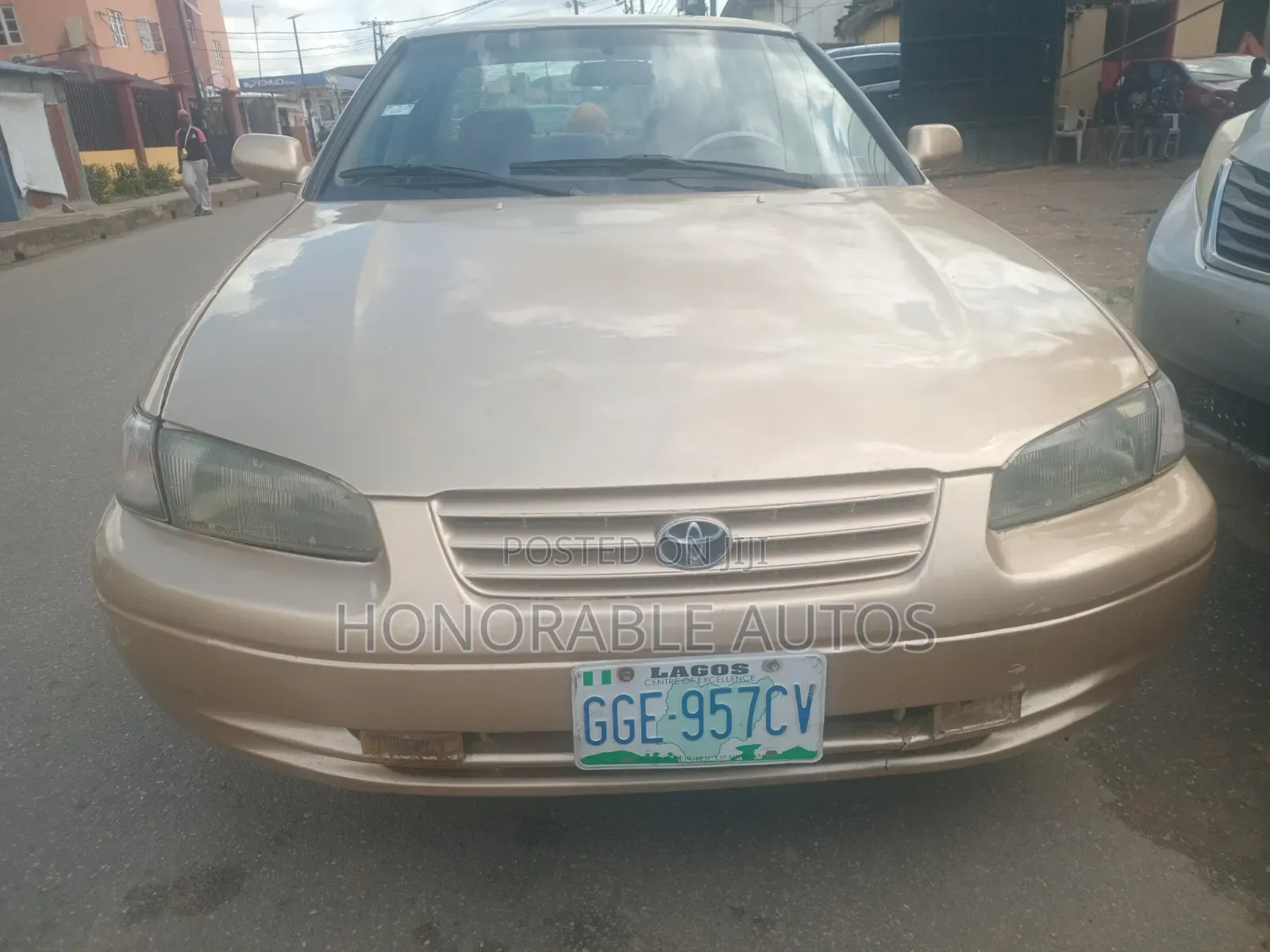 Toyota Camry 2000 Gold