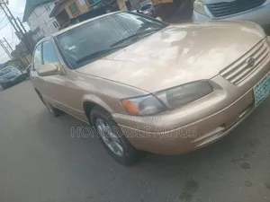 Toyota Camry 2000 Gold