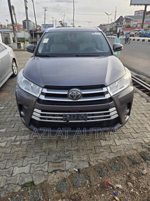 Toyota Highlander XLE 4x4 V6 (3.5L 6cyl 8A) 2017 Gray
