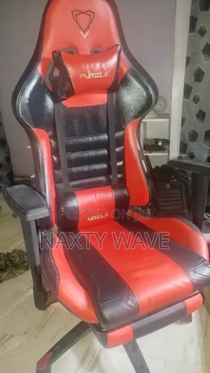 Classic Gaming Chair With Resizable Resting Arm.