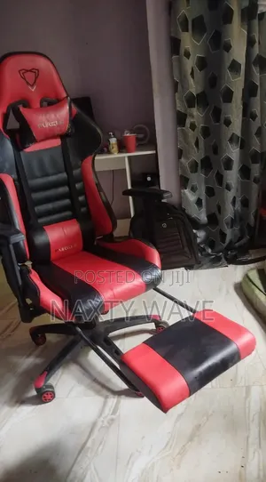 Classic Gaming Chair With Resizable Resting Arm.
