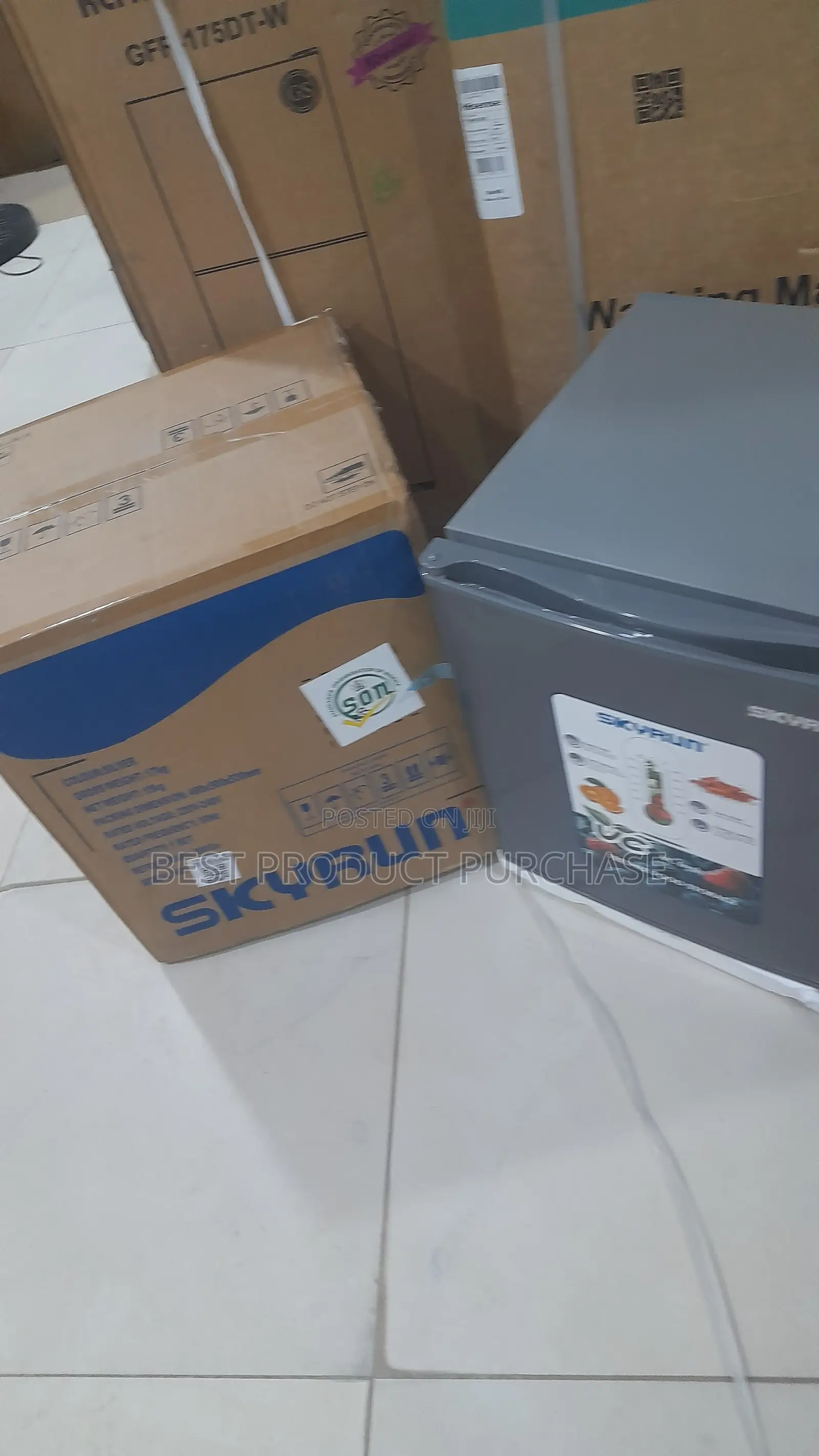 Compact Skyrun BCD-50HW Refrigerator for Small Spaces
