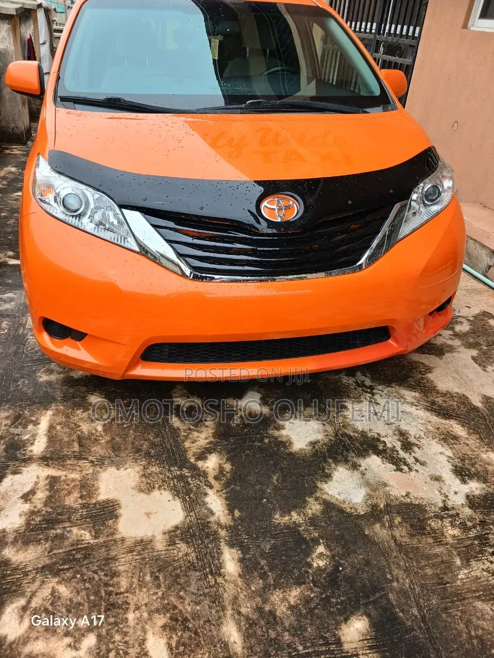 Toyota HiAce 2015 Orange