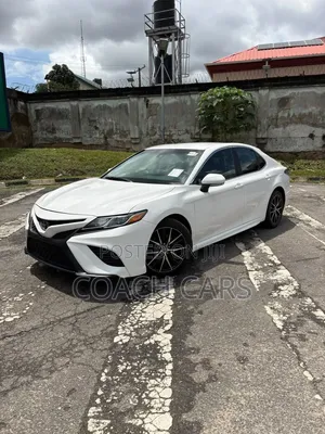 Toyota Camry SE FWD (2.5L 4cyl 8AM) 2018 White