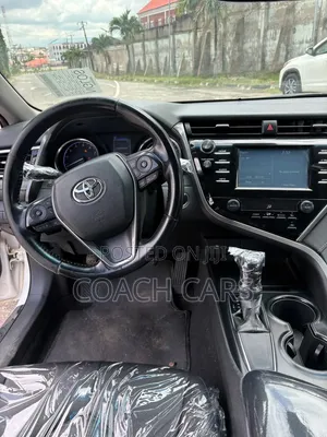Toyota Camry SE FWD (2.5L 4cyl 8AM) 2018 White