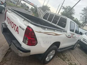 Toyota Hilux 2022 White