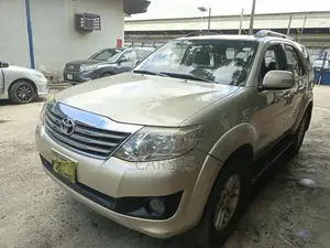 Toyota Fortuner 2014 Gold