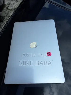 Laptop Apple MacBook Pro 2022 M2 8GB Apple M2 SSD 256GB
