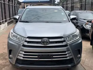 Toyota Highlander XLE 4x4 V6 (3.5L 6cyl 8A) 2018 Gray