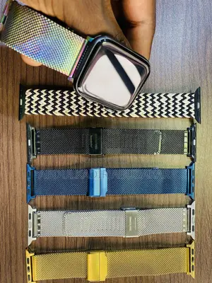 Apple Watch Series 5 44mm GPS + Cellular + 6 Adjustable Straps