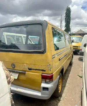 Volkswagen Transporter 2005 Yellow