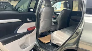 Toyota Highlander XLE V6 4x4 (3.5L 6cyl 6A) 2016 Gray